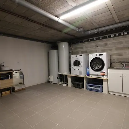 Annonce Professionnelle. Jolie Maison De 4 Avec Piscine Exterieur, A Proximite De La Plage, Pour 8 A 1 *