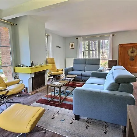 Annonce Professionnelle. Jolie Maison De 4 Avec Piscine Exterieur, A Proximite De La Plage, Pour 8 A 1