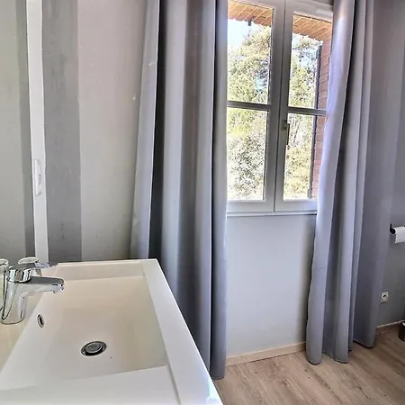 Annonce Professionnelle. Jolie Maison De 4 Avec Piscine Exterieur, A Proximite De La Plage, Pour 8 A 1 Villa *