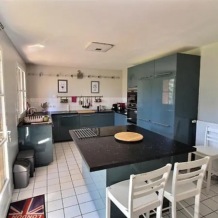 Annonce Professionnelle. Jolie Maison De 4 Avec Piscine Exterieur, A Proximite De La Plage, Pour 8 A 1 * Hardelot-Plage