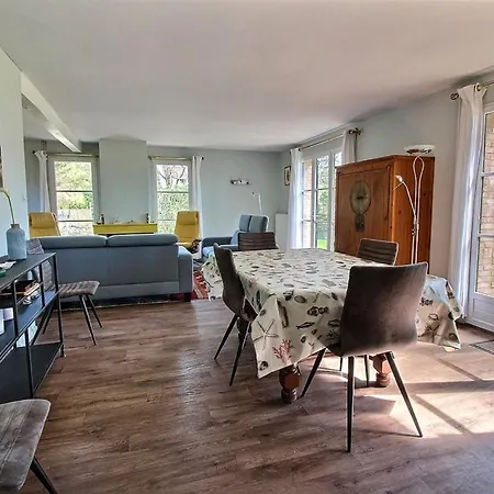 Annonce Professionnelle. Jolie Maison De 4 Avec Piscine Exterieur, A Proximite De La Plage, Pour 8 A 1 Villa *